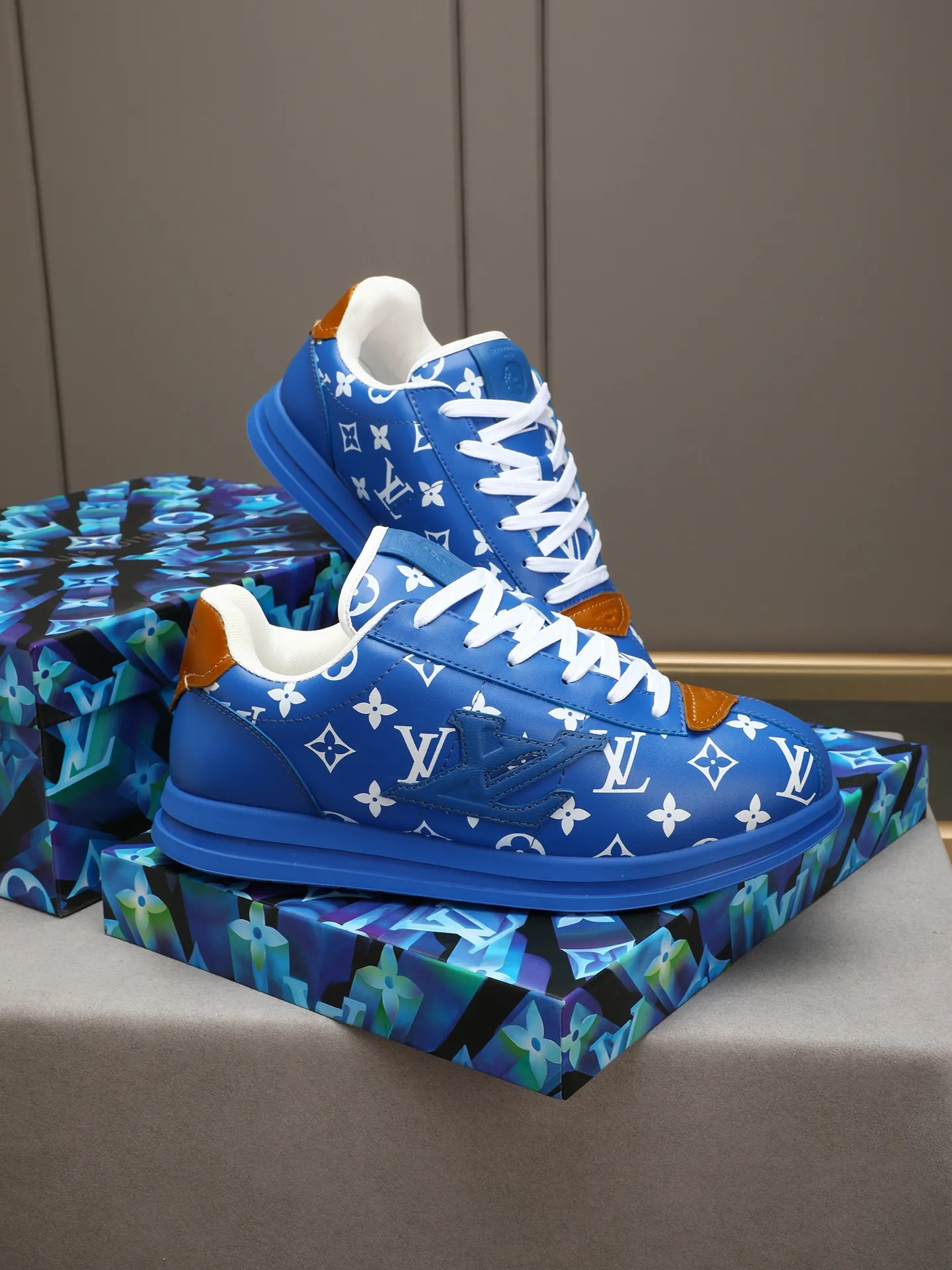 Men's Men's Shoes 💰500 LV Louis Vuitton L Jialu Brand Runner Tatic Series Thick-soled Casual Sports Shoes Running Shoes Original purchase, development, production This LV Runner Tatic sports shoe combines technical materials such as mesh fabric and ribbons to interpret the inspiration of traditional mountaineering shoes. LV letters are written on one side, the lariat buckle of the quick lacing system is embellished with Monogram flowers and Louis Vuitton logos, and the light and wear-resistant rubber outsole completes the whole. ▪️Fabric: Original imported cowhide + mesh ▪️Inner lining: Original customized breathable mesh ▪️Sole: Original open-molded anti-slip rubber combination material ▪️Size: Men's 40-44 (45 46 customized)